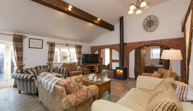 Luxury barn near Ellesmere Sleeps 10 Hot tub Pub 2 min walk