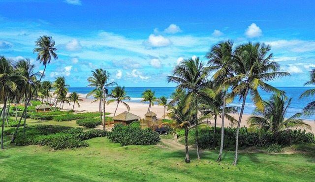 Luxury Beachfront Retreat: 3 Bedrooms, Private Pool, Hot Tub & A/C