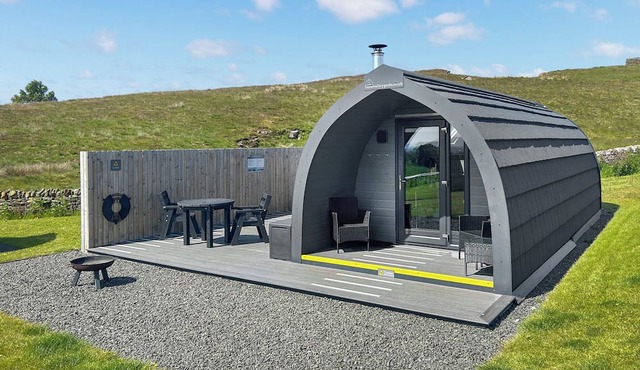 Luxury Castle Pod with Hot Tub Pet Friendly