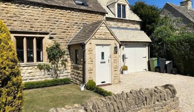 Luxury Coal Merchant’s Cotswold Cottage EV & Gym