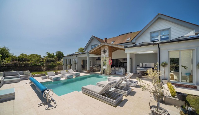 Luxury Five Star, Hampton House With Heated Pool sleeps 13 in 6 double bedrooms