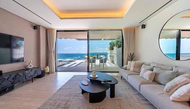 Luxury Front Line Beach Apartment