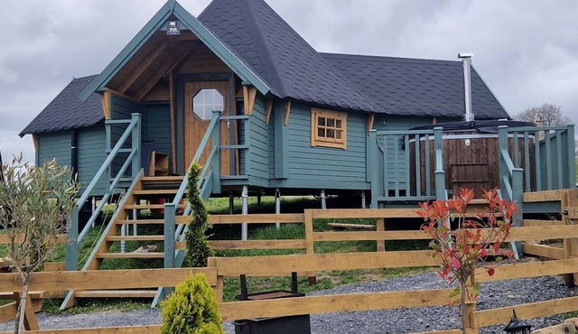Luxury Glamping Lodge with hot tub set on a beautiful, Mid Wales hillside