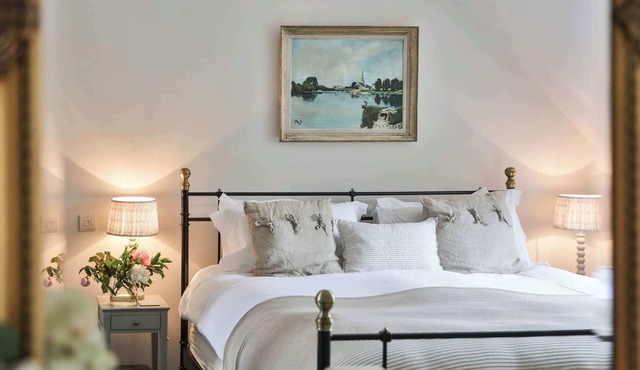 Luxury Romantic Coach House for 2 in the Cotswolds | EV