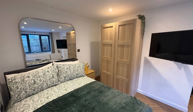 Luxury Studio Apartment- Sleeps 2 -Patio- Parking