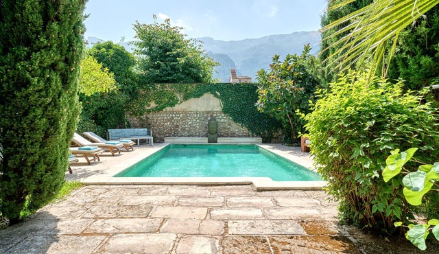 Luxury Town Villa With Big Pool and Garden, parking, AC in all bedrooms