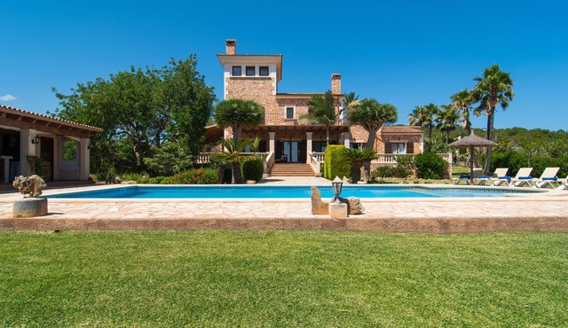 Luxury villa 330m2,pool, free WIFI, lerge garden and love