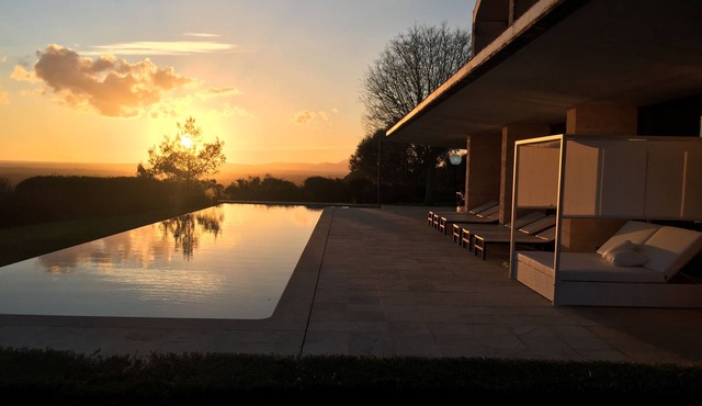 Luxury villa, complete privacy and tranquility, scenic views, 8 people