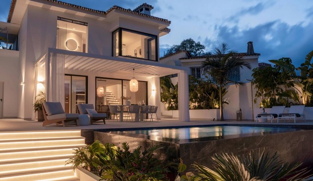 Luxury villa with pool and sea view - 8 guests