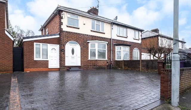 LWB Van Parking WV14 4 Beds Equipped House -Sleeps 6 Willenhall Bilston M6 A454 Keyway Junction A463- Walsall-Bloxwich- I54 Business Park BY Samina - ARZ Stays - Regular Work & Long Stays Available