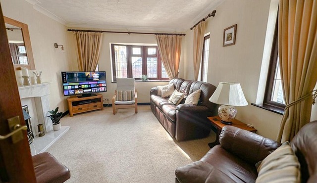 Maesllan - A Spacious Holiday Home in Porthcawl - 5 bedrooms, sleeps up to 10 people