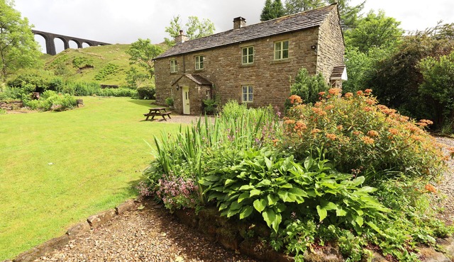 Magnificent detached cottage in a peaceful spot in the hamlet of Stonehouse