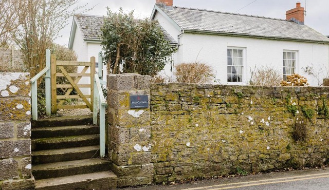 May Tree Cottage Manorbier 5 mins from the beach Sleeps 4