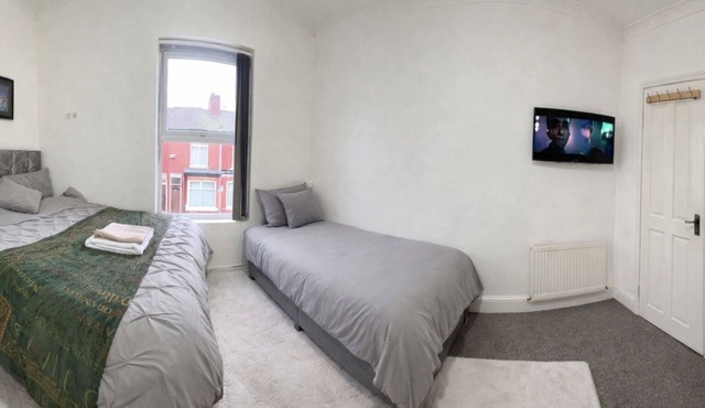 MCRShared House-Big Bedroom Sleeps 3