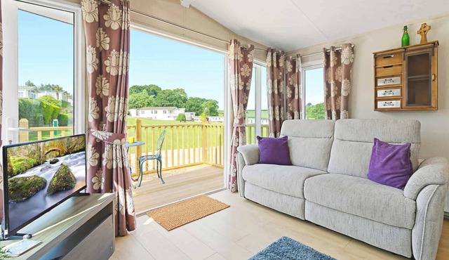 Meadow View Splash Retreat - Swimming Pool & Fishing Nearby
