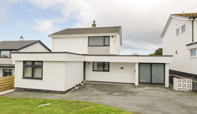 MELODY, pet friendly, country holiday cottage in Cemaes Bay