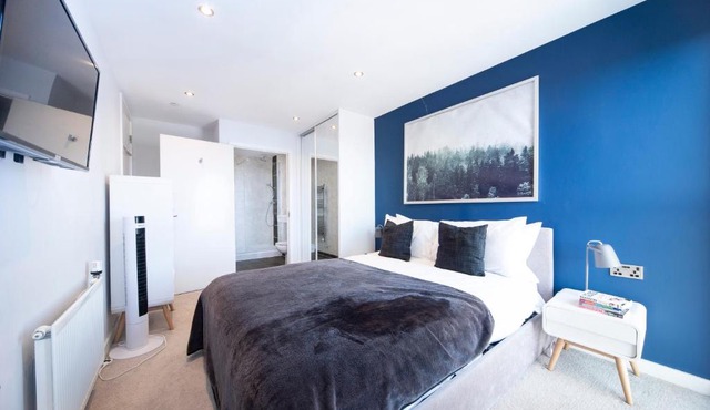 Modern 12th Floor | Balcony Striking London View