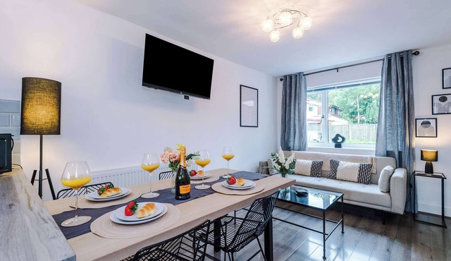 Modern 2-Bed Home near Etihad & City Centre