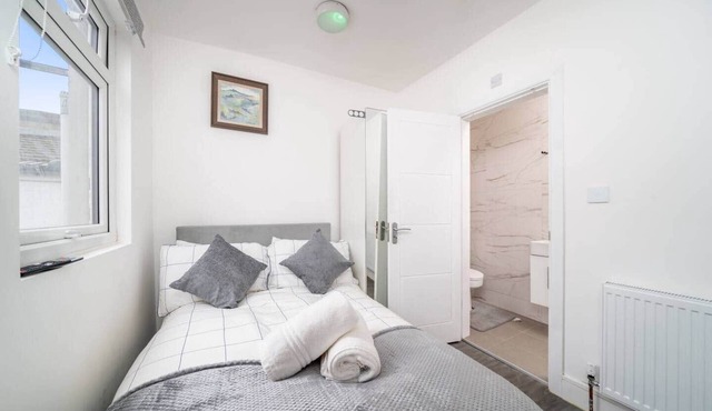 Modern 2 Bed Ensuite Sleeps 5 WIFI Ilford