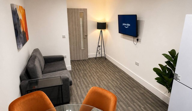 Modern 2-Bed Flat Near Donington & EMA 2