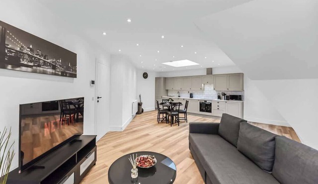 Modern 2 Bedroom Stay, Balcony, East Croydon