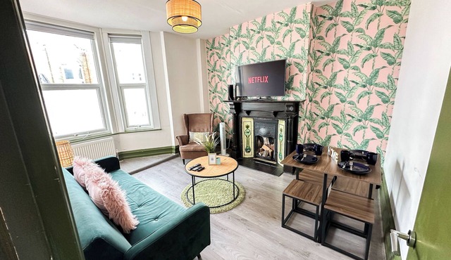 Modern 2 BR Flat with indoor fireplace in Shepherds Bush near White City London