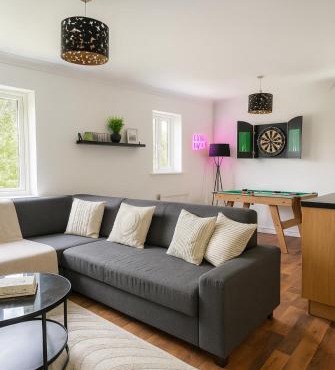 Modern 2BR Aprt Sleeps 6 Parking Pet Welcome