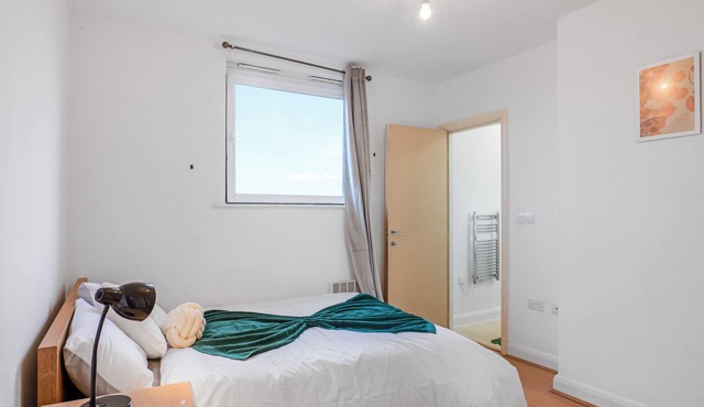 Modern 2BR Flat near Universities | Free Parking | Sleeps 5