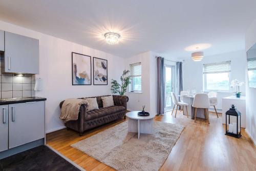 Modern 2BR Parking for 2 Walk to Co-Op Live