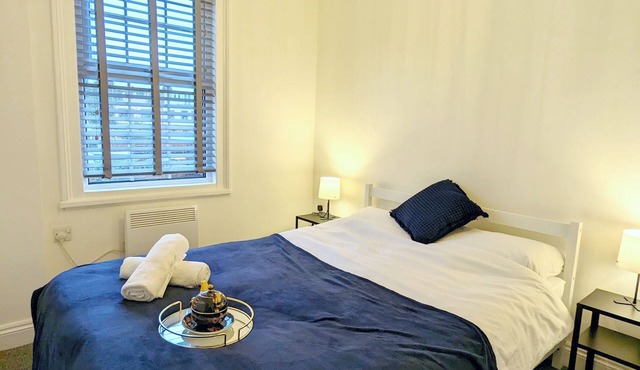 Modern 3 bed 1 bath house in Halstead with private garden, free parking and WiFi