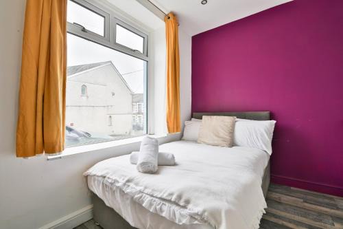 Modern 3-Bed House with Courtyard, Treforest
