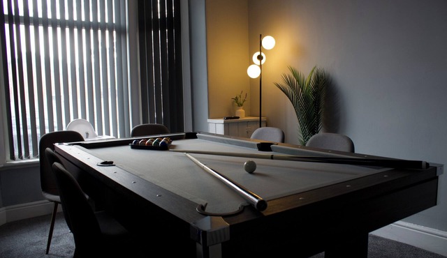 Modern 3BR Stay for 8 | Easy City Access + Parking + Pool Table for Family Fun