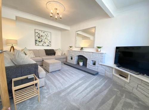 Modern 4-bed Cottage Llanwrst Town Centre & Parking - Snowdonia! near Betws-y-Coed