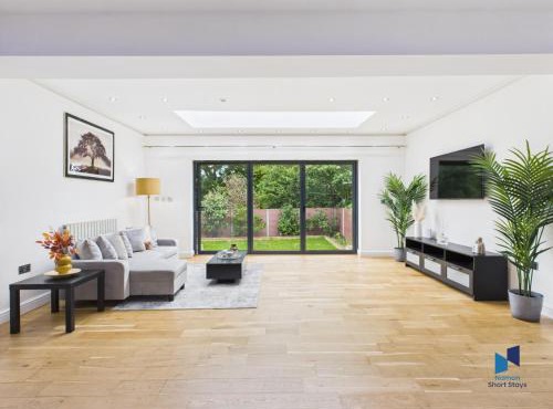 Modern 4BR House, Spacious, Garden, Free Parking