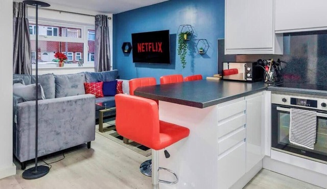 Modern 5 bed Townhouse Near Luton Airport | WiFi & Parking