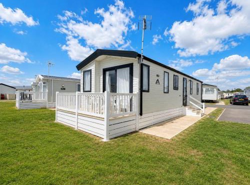 Modern 8 berth caravan at Dovercourt Holiday Park ref 44003BW