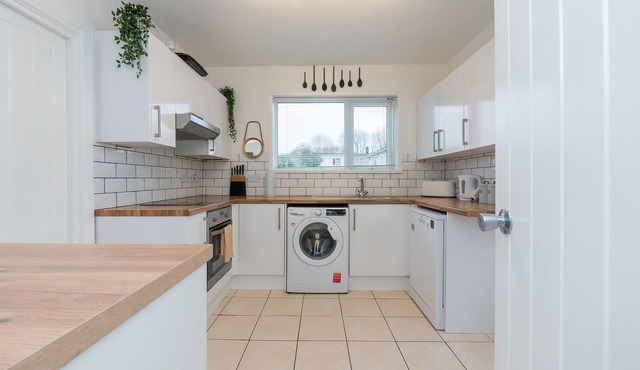 Modern | All Mod Cons | IPTV| BBQ | Sleeps 7