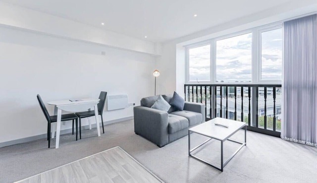 Modern and Bright 1 Bed Apartment in Dudley