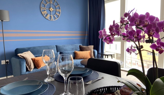 Modern and Comfortable 2-bed 2-bath Apartment Your Perfect Business Suite