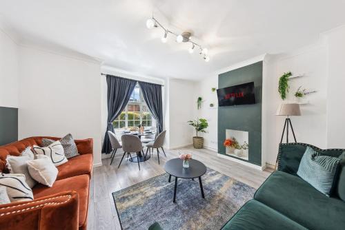 Modern and Comfortable Spacious 3 Bedroom House with Large Private Garden