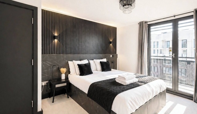 Modern City Centre Apt With Balcony & Free Parking