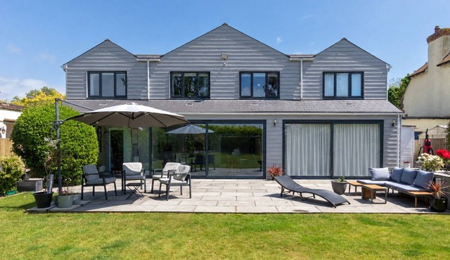 Modern coastal retreat – 5 bed home offering space and style for up to 12 guests