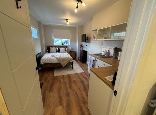 Modern cosy studio near Luton airport, free parking