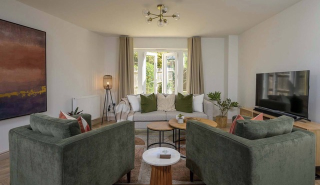 Modern Home on Edge of Cotswolds, Private Parking