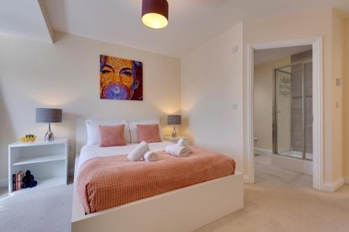 Modern House with Free Parking & Superfast WiFi