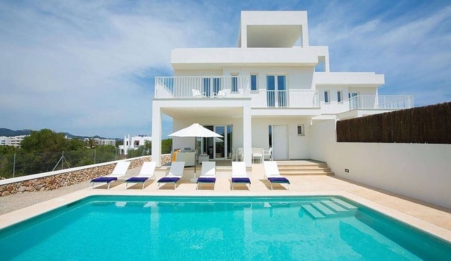 Modern Stylish Villa, A/C, Private Pool, Marina Views, 10mins walk to Cala d'Or & 2 Sandy Beaches!
