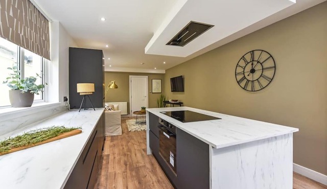 Modern Two Bed with En-Suites and Private Parking