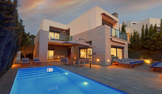 MODERN VILLA HEATED POOL & CLOSE TO PACHA, NOBU ,TALAMANCA BEACH , IBIZA TOWN,