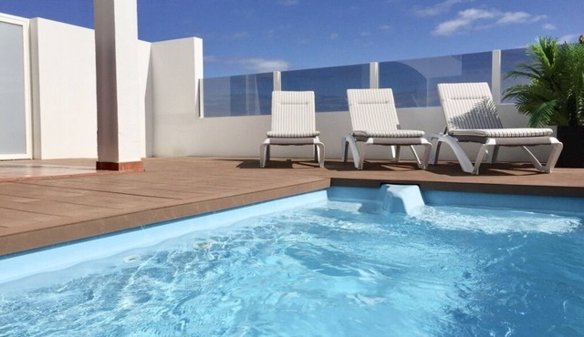 Modern villa on the golf course with stunning views, Wifi and heated pool