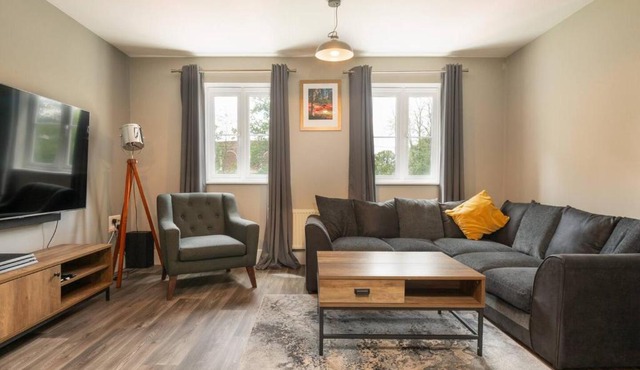 Modern, Well Presented 2-Bedroom Apartment, With Parking, Opposite Nirvana Spa - Pass the Keys